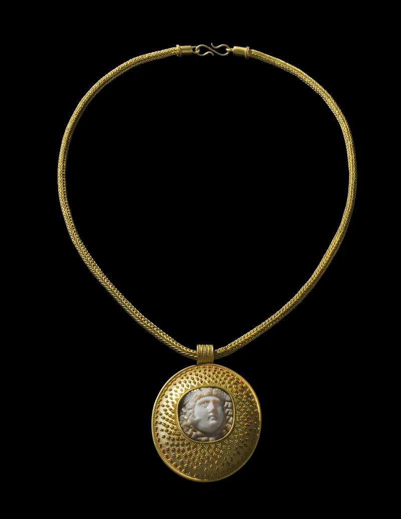 The Art of Gold: Viceregal Pictures and Ancient Jewelry