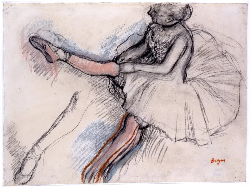 Danseuse rajustant son collant