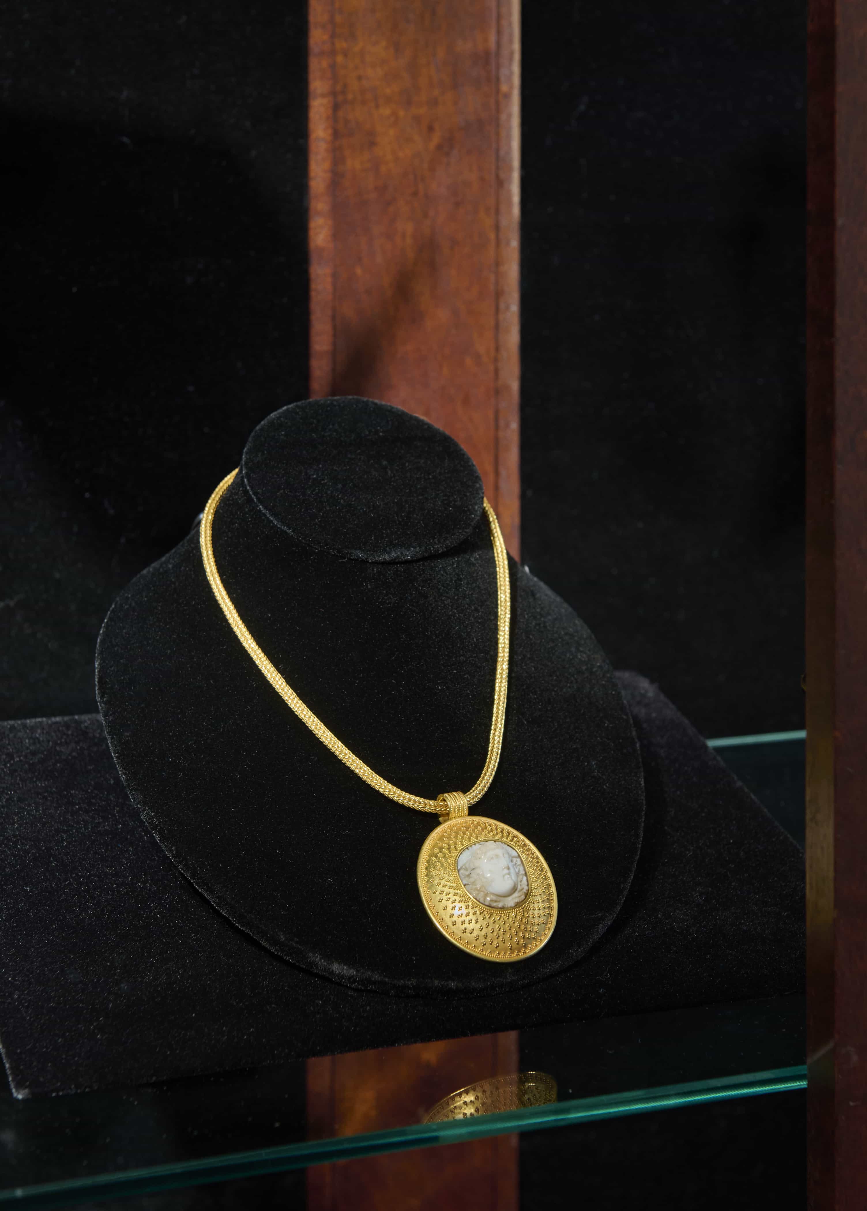 The Art of Gold: Viceregal Pictures and Ancient Jewelry