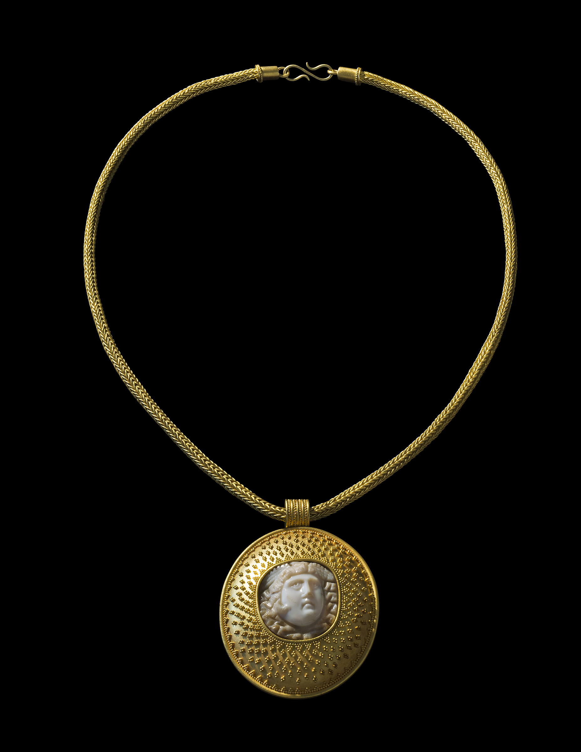 The Art of Gold: Viceregal Pictures and Ancient Jewelry